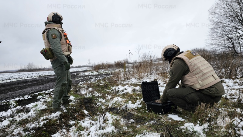 Сводный пиротехнический отряд МЧС России продолжает очистку мирных территорий Курской области от взрывоопасных предметов.